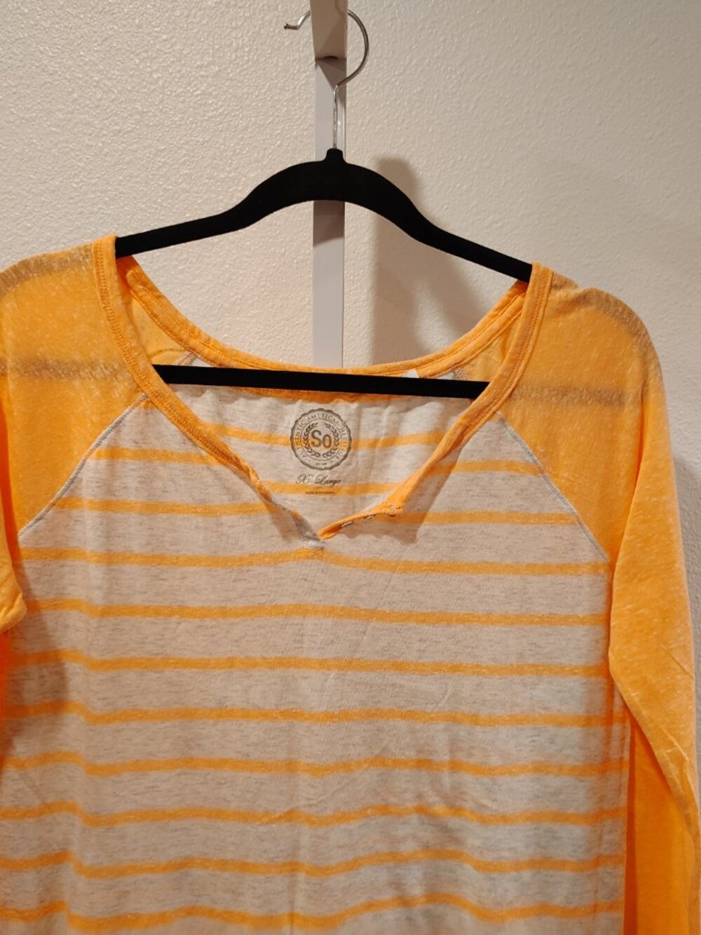 SO Junior's 3/4 Sleeve Top Size XL Stripes Neon Orange Gray Henley Neck Y2K - Picture 3 of 10
